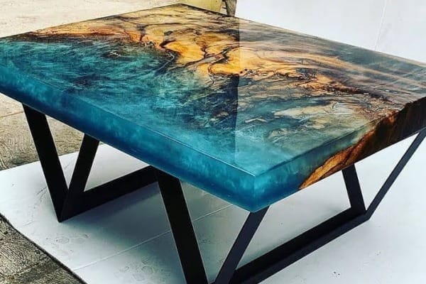 mesa azul com resina liquida