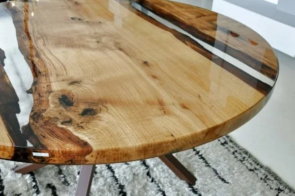 mesa de madeira redonda com resina