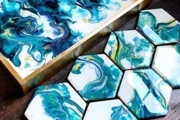 móveis resinados azul e branco