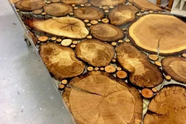 mesa com resina de madeira