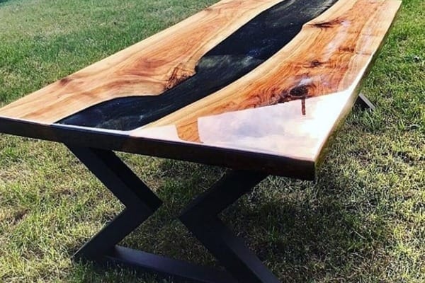 mesa resinada de madeira na grama