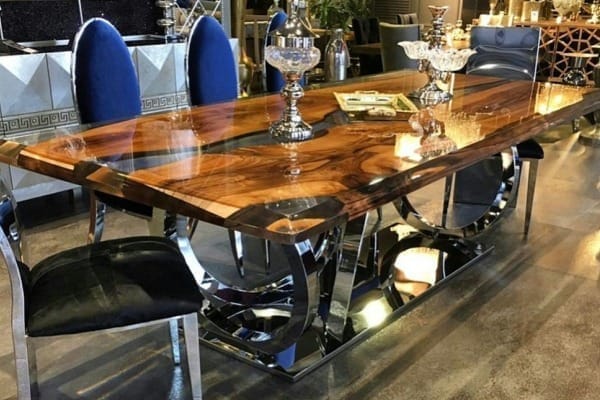 sala de jantar com mesa resinada