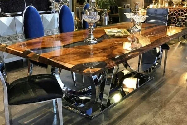 sala de jantar com mesa resinada