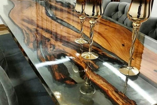 mesa grande resinada em madeira