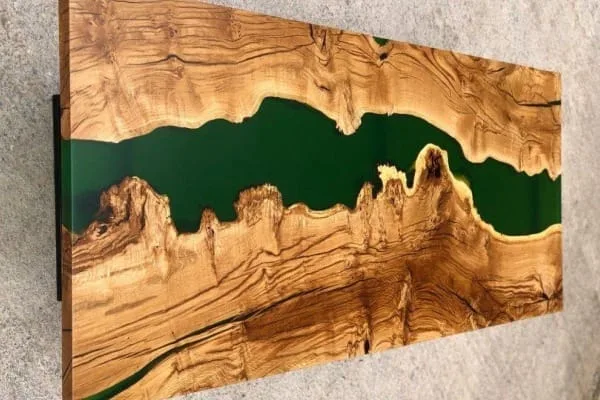 mesa de madeira com resina verde