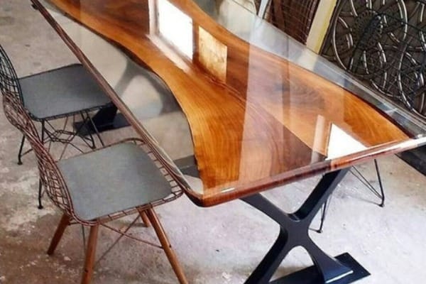 mesa resinada marrom