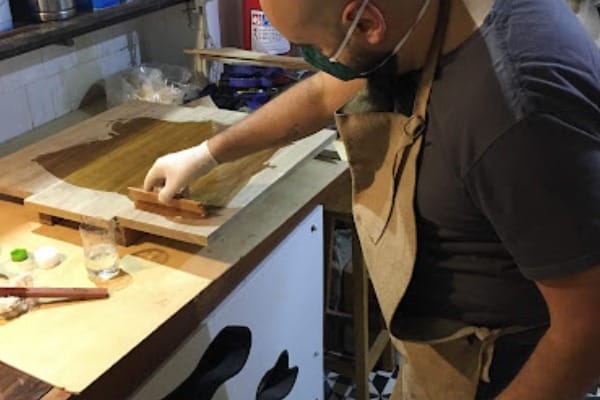 homem resinando artesanato
