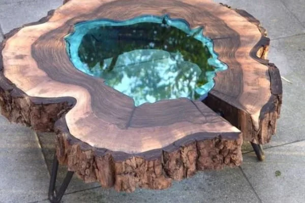 mesa de madeira com resina liquida