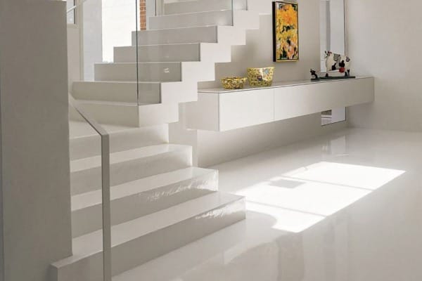 escada com contrapiso branco resinado