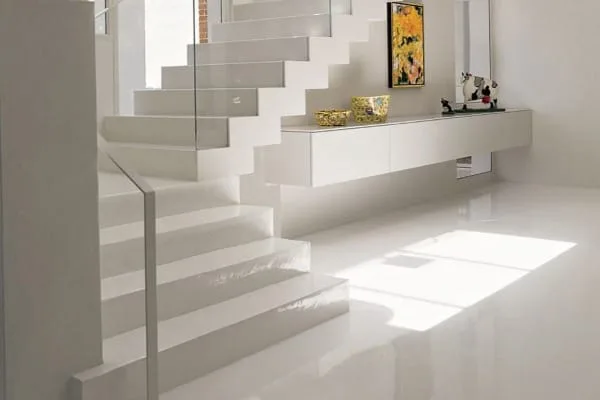 escada com contrapiso branco resinado