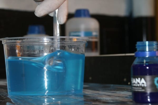 recipiente com resina azul