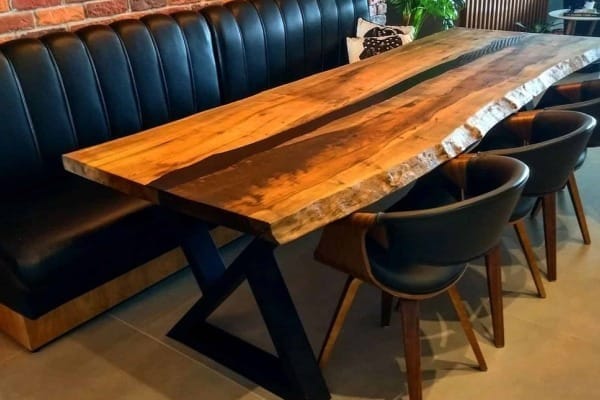 mesa de madeira resinada
