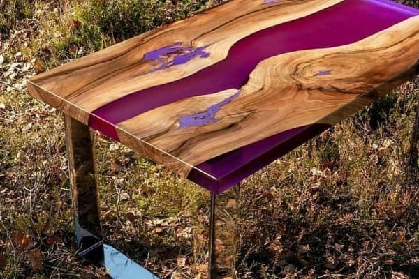mesa de madeira resinada em rosa