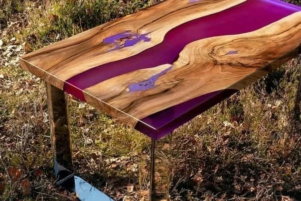 mesa de madeira resinada em rosa