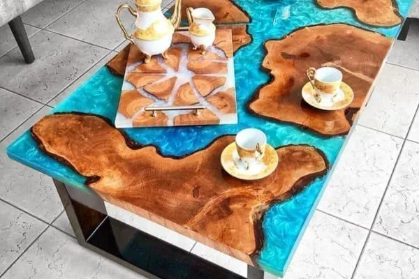 mesa resinada marrom e azul