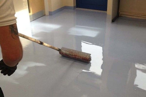 homem trabalhando com porcelanato