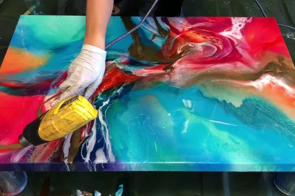 homem com ferramenta de resina