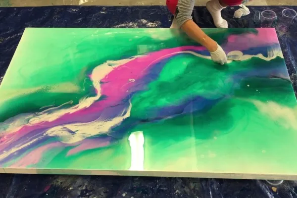 pessoas resinando mesa colorida