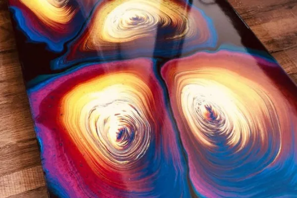 mesa colorida resinada