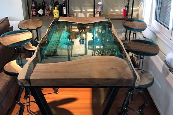 mesa de madeira e cadeiras resinadas